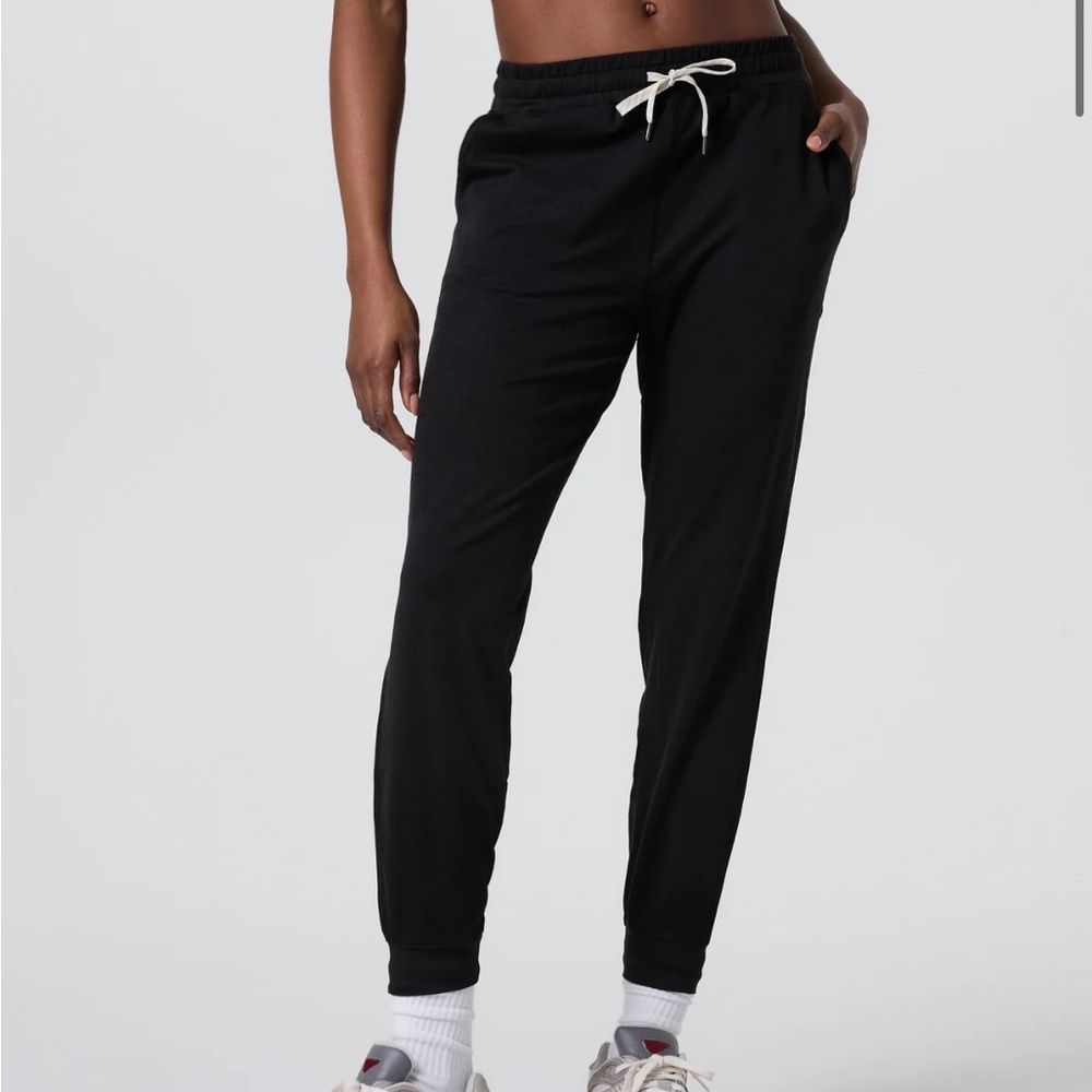 Vuori Womens Black Joggers NWT